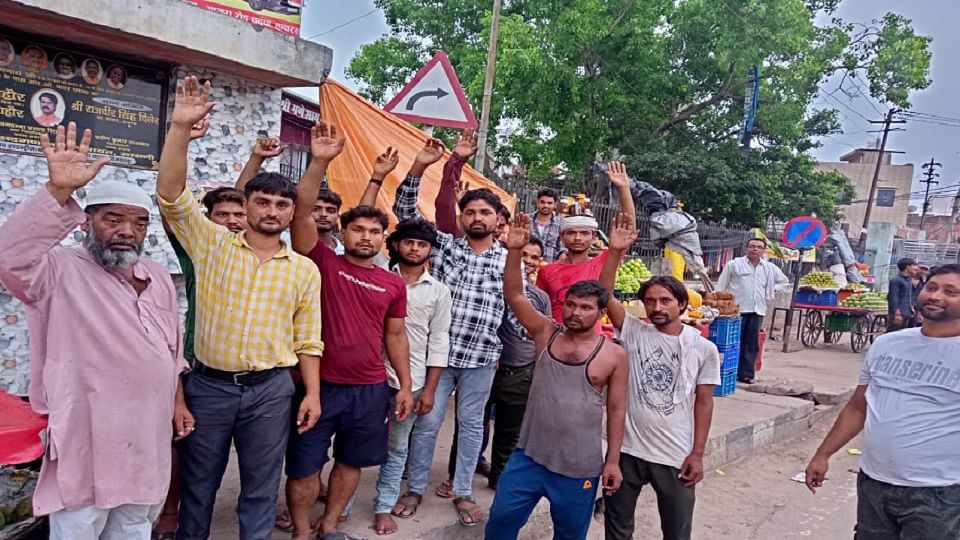 Fruit sellers raised slogans of downfall of police and administration