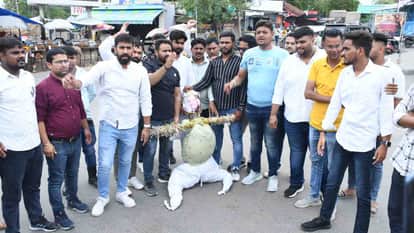 पुतला फूंकते युवा कांग्रेस कार्यकर्ता।