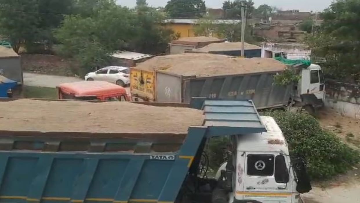 Chittorgarh: Sadas police seized vehicles with 260 ton of illegal gravel, Mineral Department engaged in action