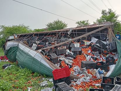 Sagar: Truck full of tomatoes overturned on the highway, tomatoes were looted in the middle of the road