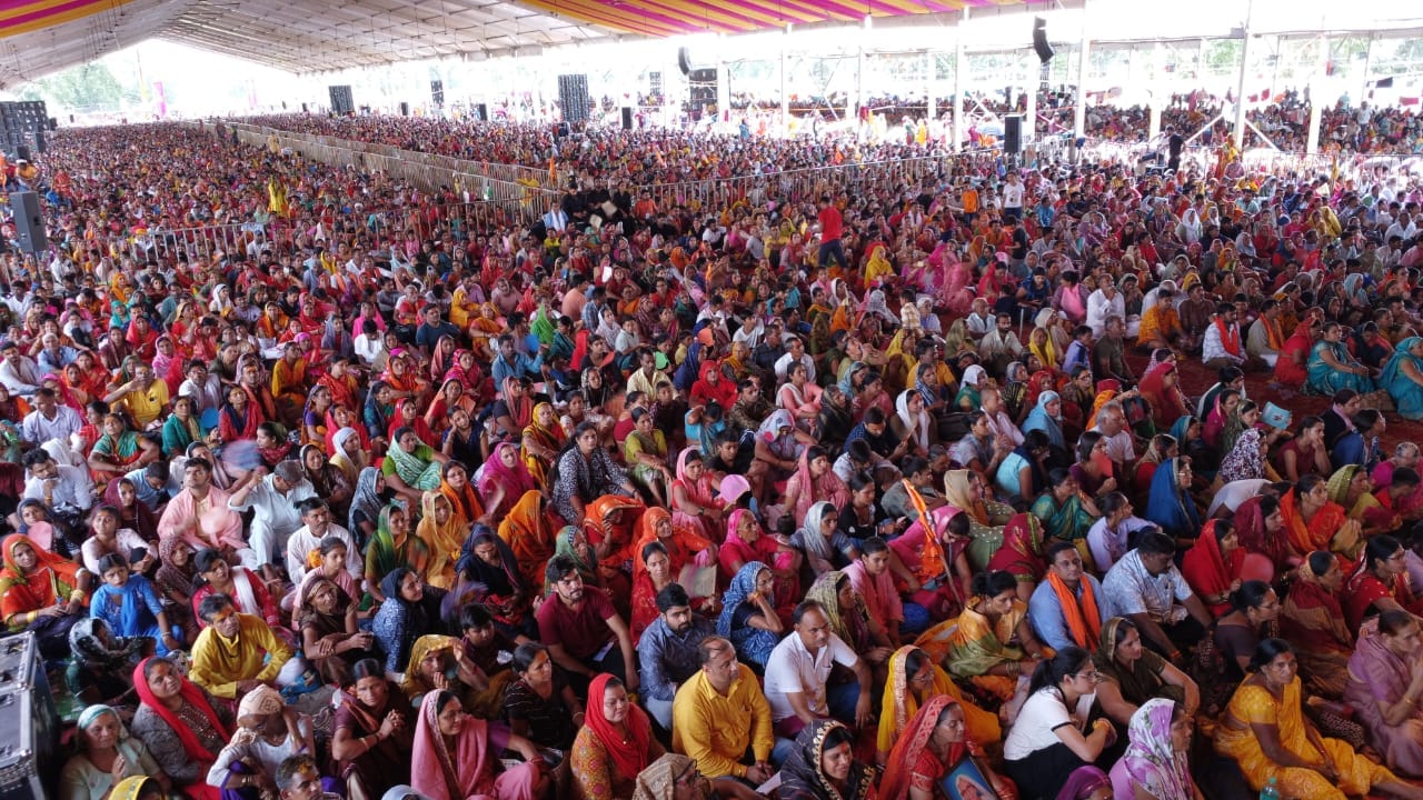 Kubereshwardham: Lakhs of devotees arrived on the sixth day of Katha, all three pandals were packed