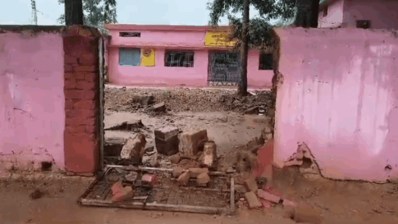 स्कूल की दीवार गिरी