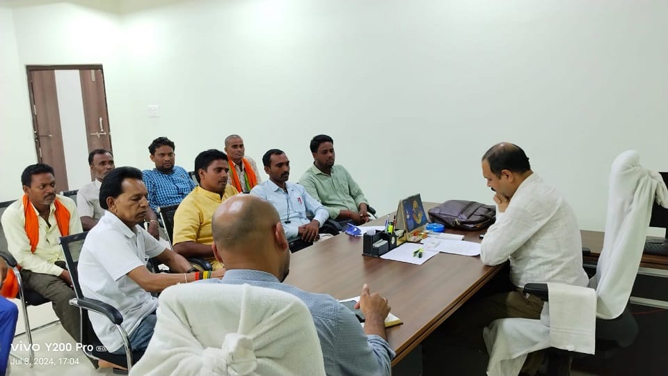 Payment of Rs 150 crore to sugarcane farmers of district stuck farmers angry in Kabirdham