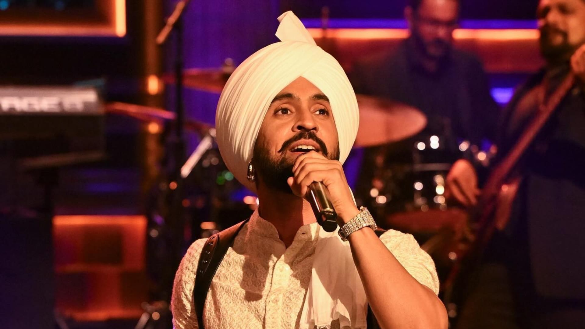 Diljit Dosanjh dedicated his concert to former Prime Minister Manmohan Singh paid tribute