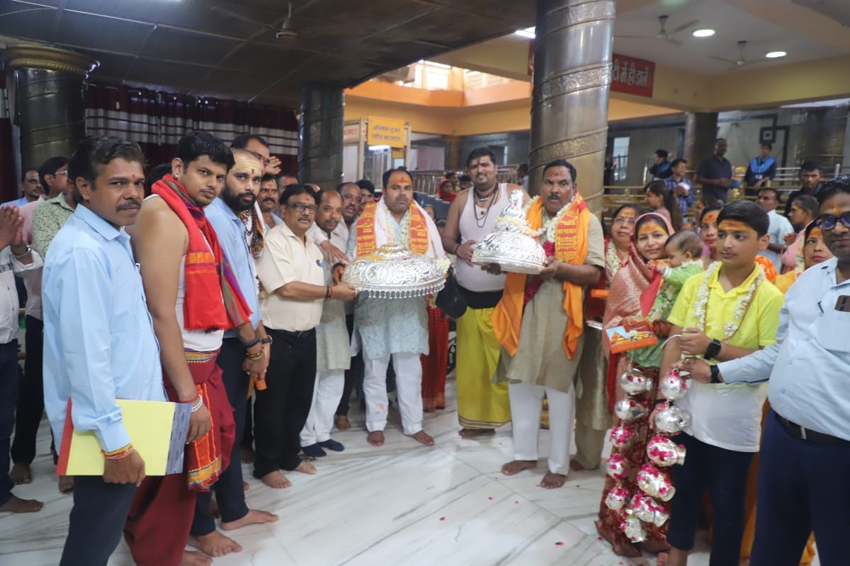 Ujjain: UP devotee donated 10 kg of silver jewelery after his wish was fulfilled