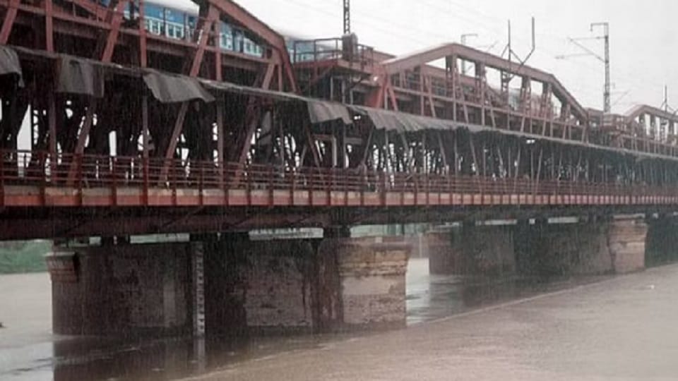 Even after two and a half decades, the new Yamuna Bridge has not completed its life span.