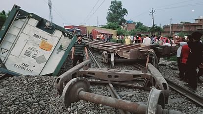 Amroha Rail Accident: धमाके के साथ अमरोहा में पलटी मालगाड़ी, आसपास के लोगों में मच गई चीखपुकार, देखें तस्वीरें Amroha Rail Accident: Goods train overturned Amroha with blast, people nearby started screaming, see pictures