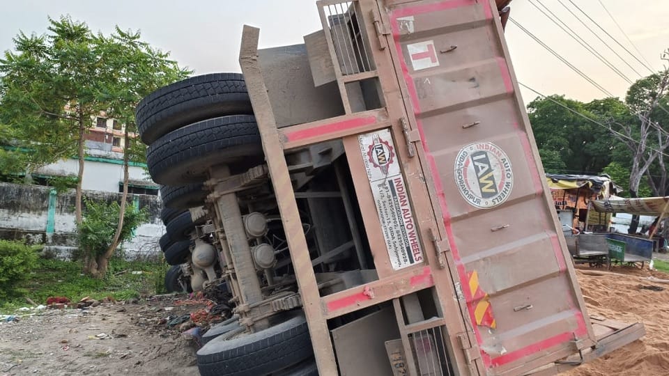 Lucknow Road Accident News: Accident On Ayodhya Highway, Truck Entered Hut Couple And Their Two Children Died
