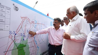 विकास परियोजना का जायजा लेते मुख्यमंत्री भूपेंद्र पटेल।