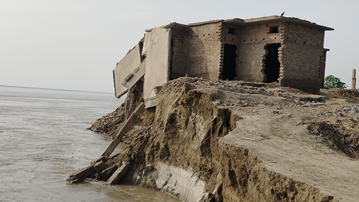 Nepal released three lakh cusecs of water 300 houses of Ballia and historical heritage of Mau are in danger