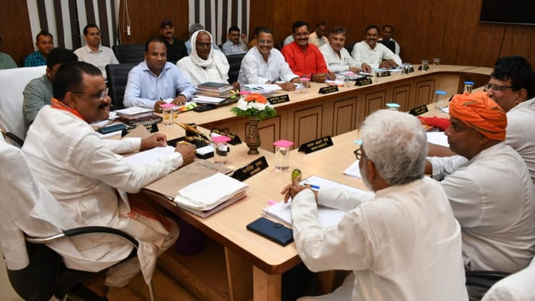 Varanasi News: सावन में बंद रहेंगी मांस की दुकानें, नगर निगम ने दिया निर्देश; हर वार्ड में होगी ये व्यवस्था