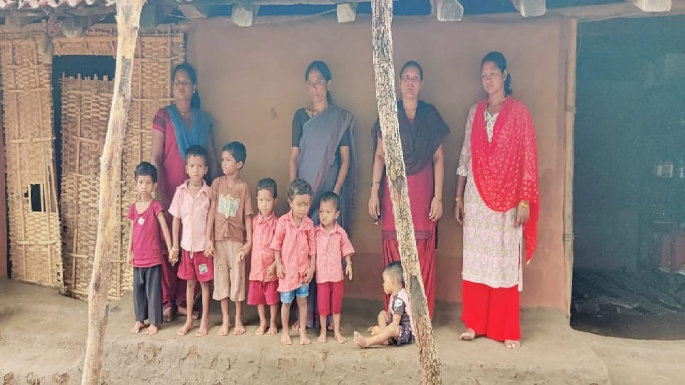 एक कमरे में संचालित हो रहे दो आंगनबाड़ी केंद्र