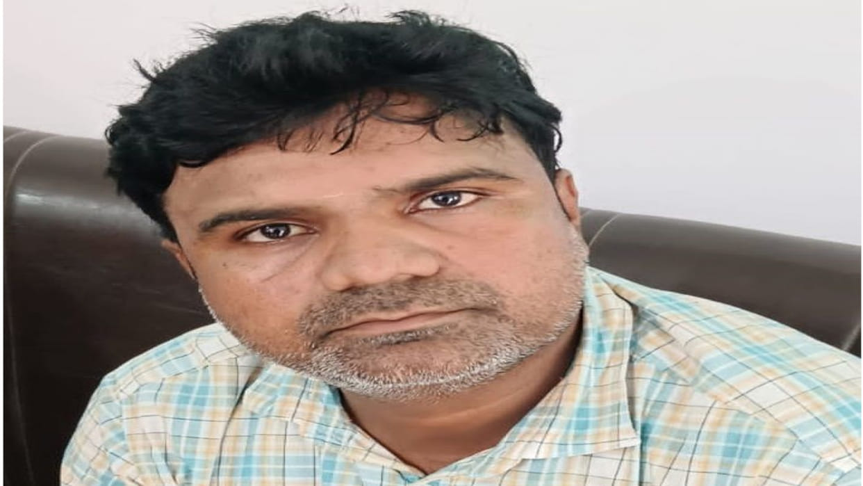 In Maharajganj, Babu of Government Unani Hospital arrested taking bribe of ten thousand rupees