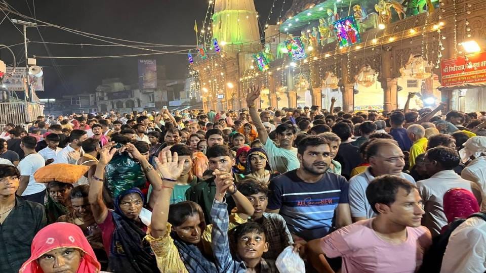 female devotee created ruckus by accusing constable of molestation In Mathura