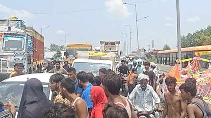 Kanwar yatra haridwar Kanwad was broken due to kicking by a biker ruckus traffic jam occurred