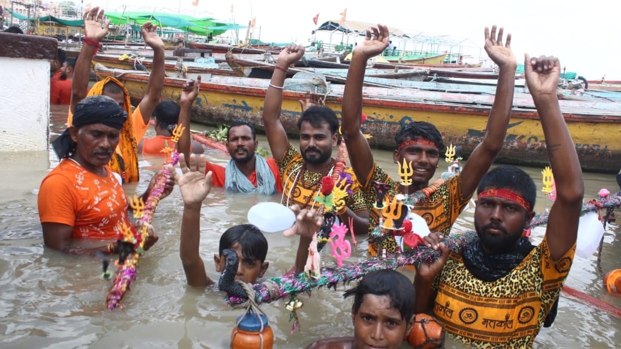 Sawan 2024 Kanwariyas started arriving in Kashi dip Ganga with the hanting of Har Har Mahadev security tight