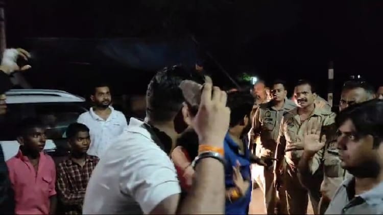 Mainpuri: बिजली कटौती पर आक्रोश...स्टेशन रोड छह घंटे तक रहा जाम, कोतवाल की इस हरकत से बिगड़े हालात