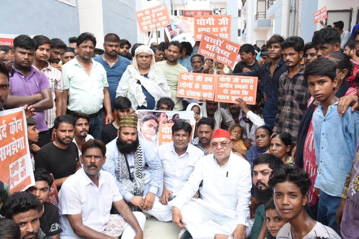People of Akbarnagar protest for compensation and rehabilitation in Basantkunj in Lucknow.