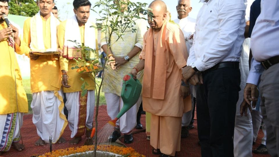CM Yogi Adityanath planted saplings in Gorakhpur Zoo