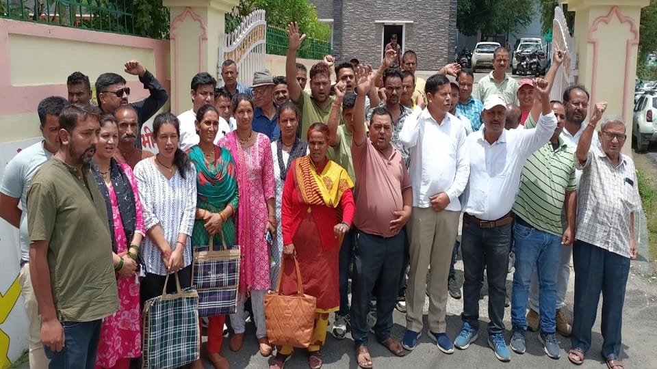 protest at Collectorate demanding opening of college in Munakot pithoragarh