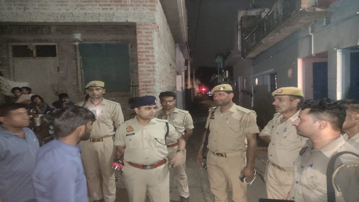 goons pelted stones at a house over minor issue in bareilly