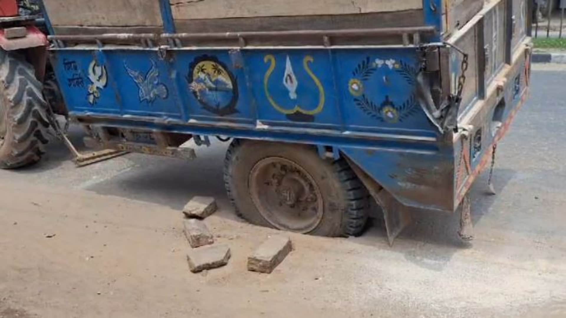 गड्ढे में फंसी ट्रैक्टर ट्रॉली