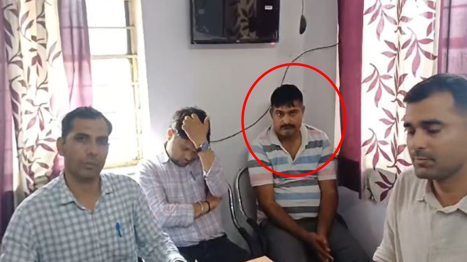 लाल घेरे में घूसखोर अधिकारी
