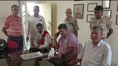 Bikaner News: 30 साल से बकाया इंक्रीमेंट के लिए भटक रहा था कर्मचारी, कोर्ट ने दिए ऑफिस सीज करने के आदेश Bikaner: Employee was roaming around for outstanding increment for 30 years, court ordered to seize the office