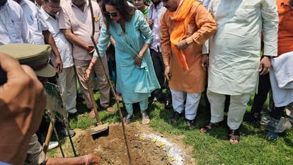 सांसद हेमा मालिनी ने किया पौधरोपण