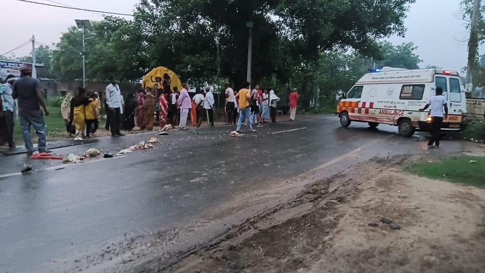 Canter collides with tractor-trolley of devotees coming from Mudiya Purnima Fair one dead seven injured