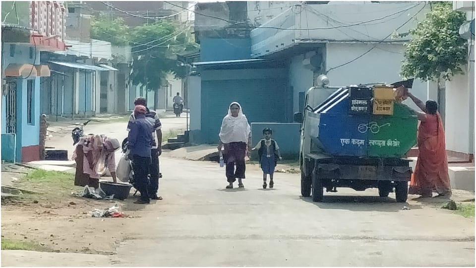 Garbage collection vehicle becomes a problem for people in Dhanpuri