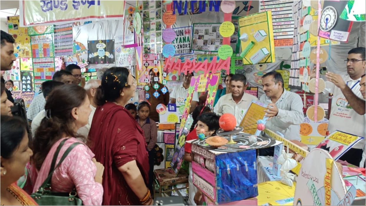 Karnal: Education Minister visited the exhibition, took selfie with children