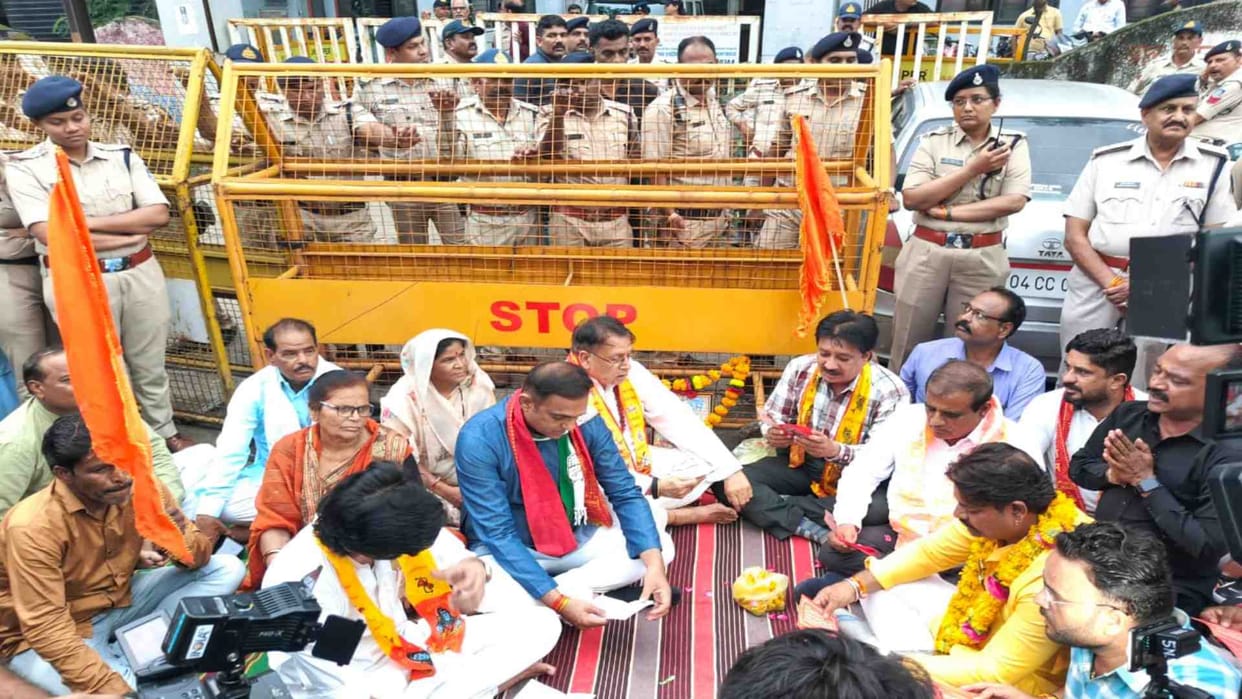 Bhopal News: Congress workers recited Hanuman Chalisa outside the police station