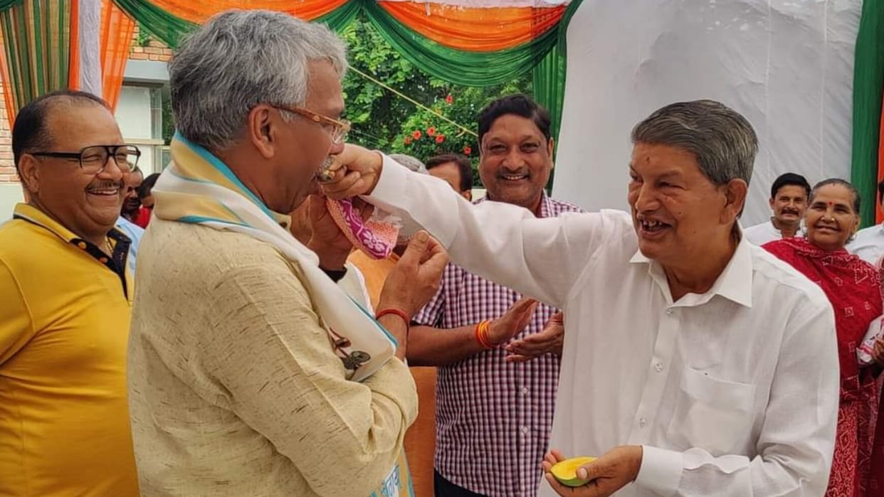 Former Congress leader CM Harish Rawat reached MP Trivendra Singh Mango party Dehradun Uttarakhand