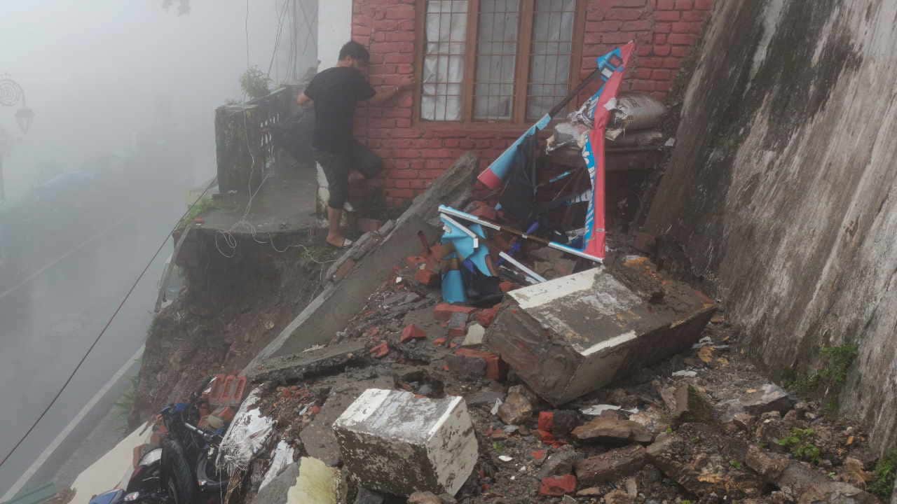 Uttarakhand weather Due to torrential rains temple wall collapsed in Mussoorie many roads closed in Garhwal