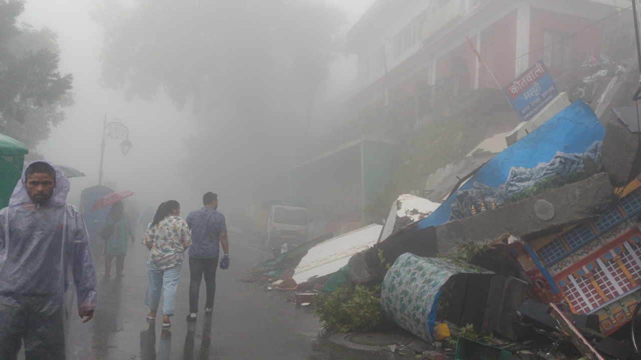 Uttarakhand weather Due to torrential rains temple wall collapsed in Mussoorie many roads closed in Garhwal