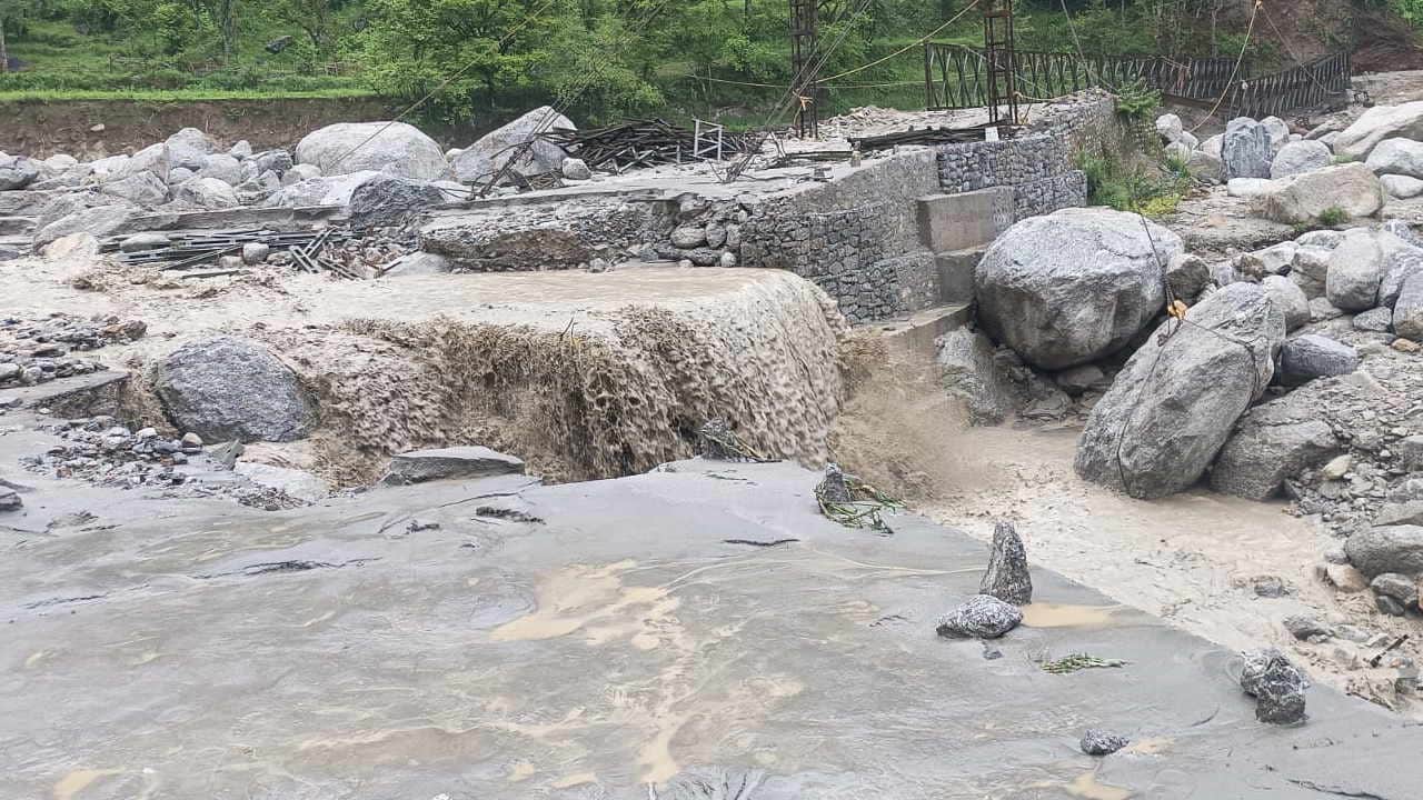 Uttarakhand weather Due to torrential rains temple wall collapsed in Mussoorie many roads closed in Garhwal