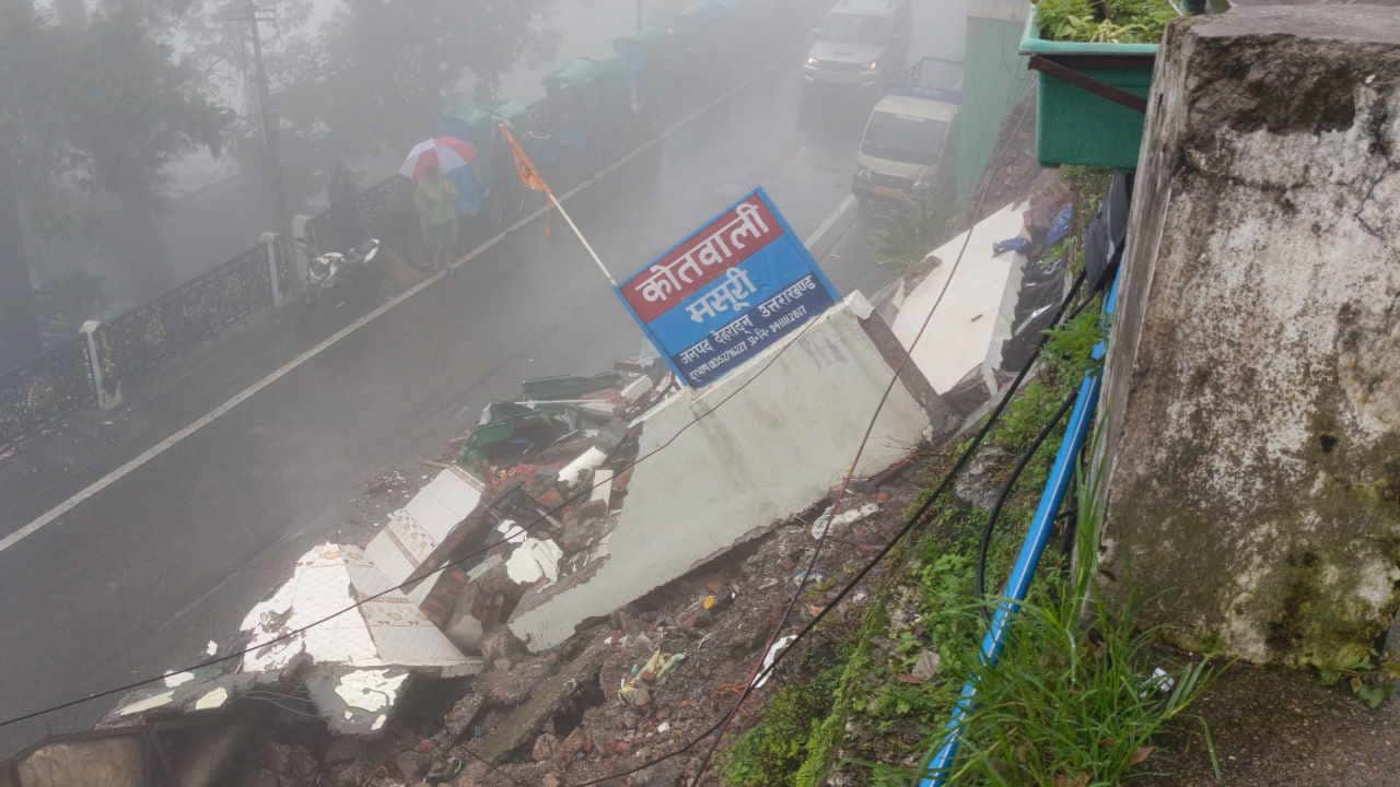 Uttarakhand weather Due to torrential rains temple wall collapsed in Mussoorie many roads closed in Garhwal