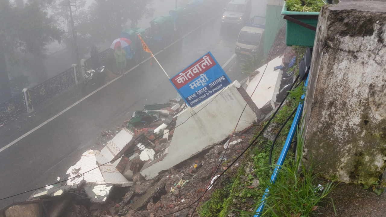Uttarakhand weather Due to torrential rains temple wall collapsed in Mussoorie many roads closed in Garhwal