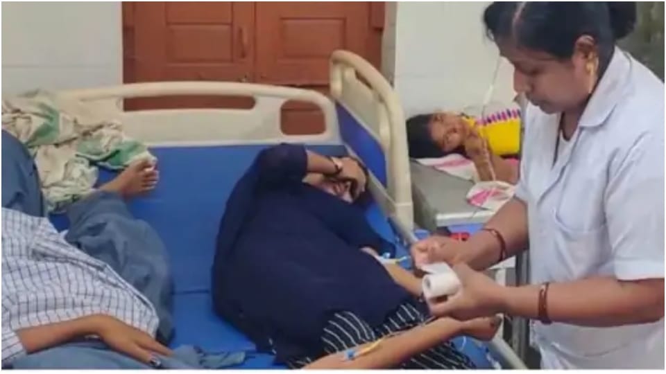 अस्पताल में भर्ती लड़कियां।