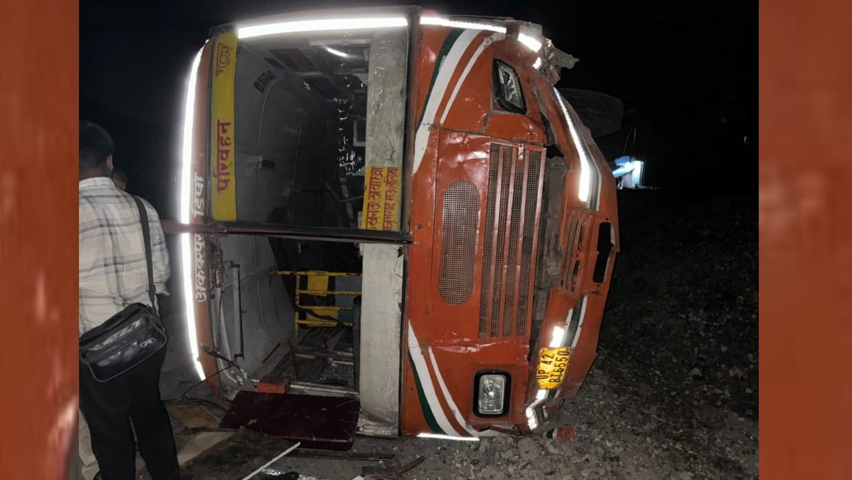 Many injured in a bus accident in Ambedkarnagar.