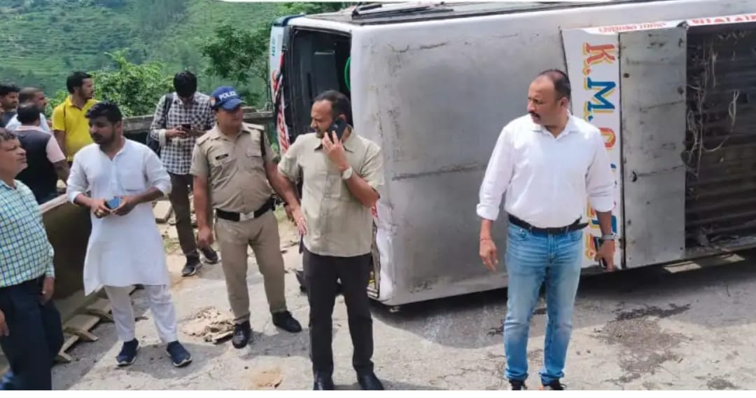 Almora Haldwani highway Accident KMOU bus overturned on road seven people injured for critical condition
