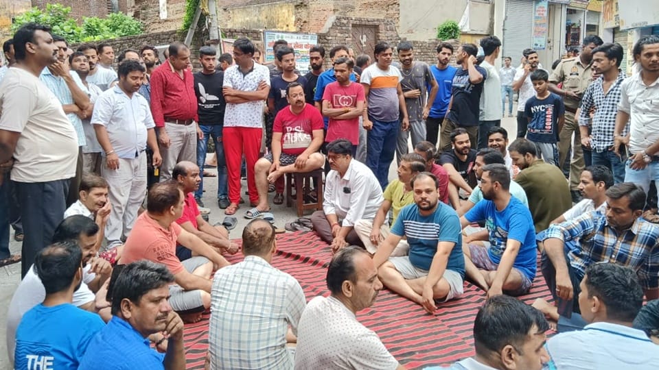 Amroha: People protest against power cuts, surround SDO... jam after uproar