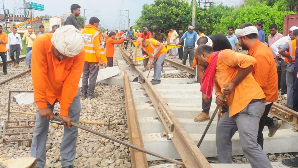 Amroha Train Accident: Rescue work went on war footing, trains started running after 16 hours