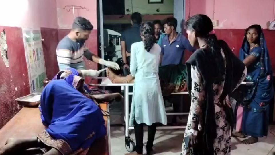 More than eight women injured when pickup overturns in Raigarh