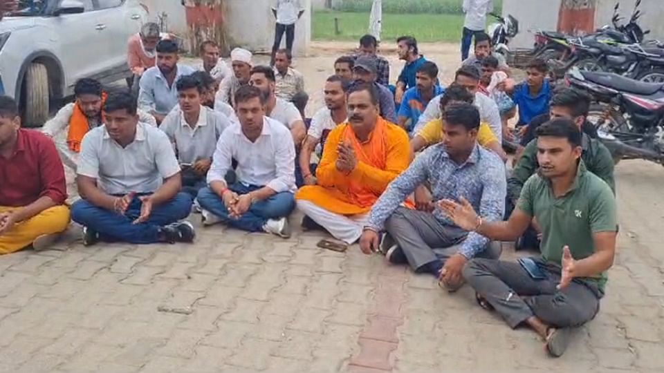 Up: Bajrang Dal Members Read Hanuman Chalisa Police Station, Were Angry ...