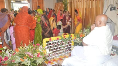Guru Purnima about 19 lakh disciples bowed worship Guru in varanasi long queues in monasteries temples