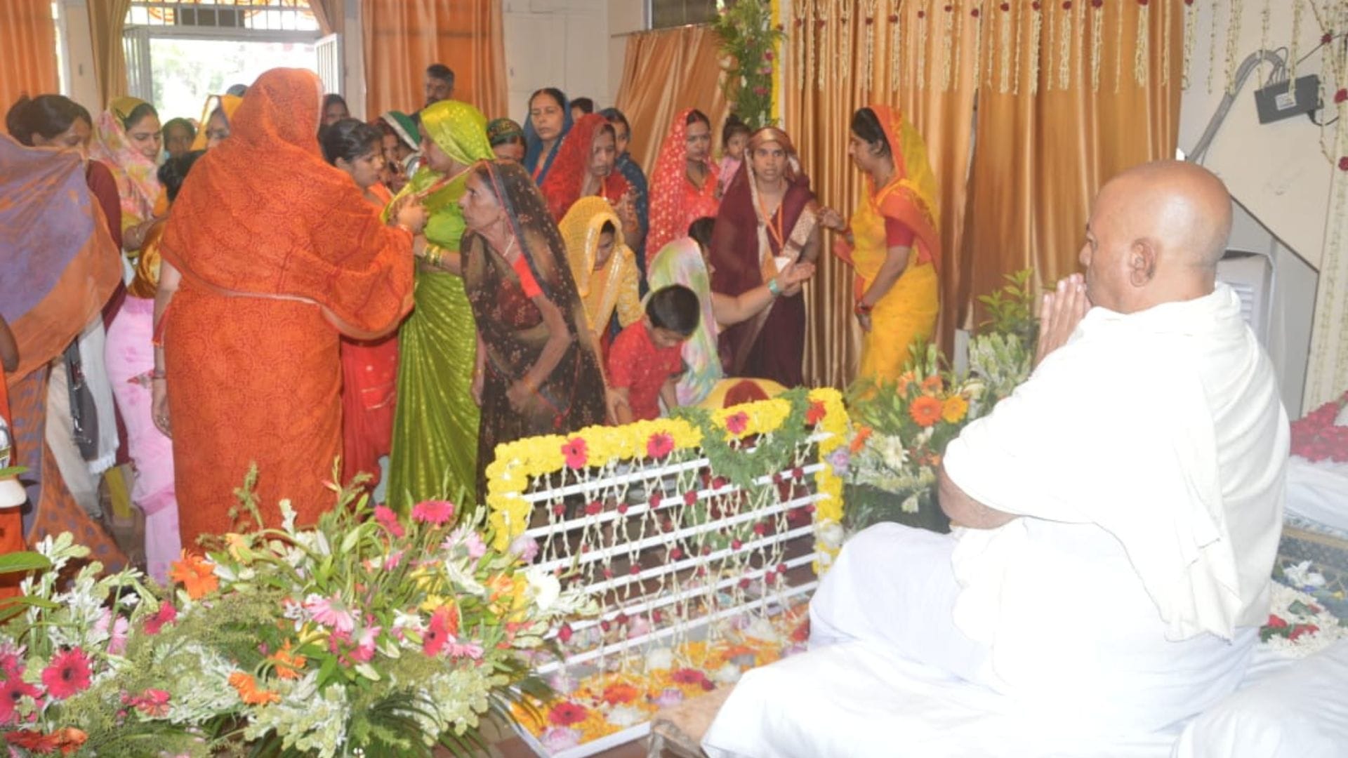 See the unique colors of Guru Purnima in pictures Muslim women and children worship