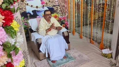 Guru Purnima about 19 lakh disciples bowed worship Guru in varanasi long queues in monasteries temples