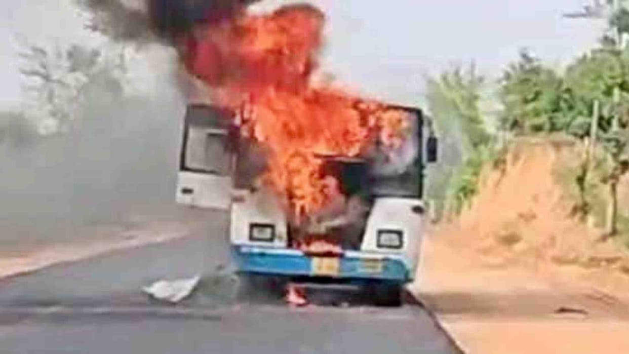 Jhunjhunu: Roadways bus coming from Jaipur suddenly started burning